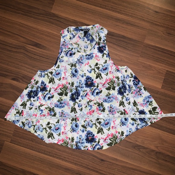 3/$30 - Streetwear Society Flowered Top Size M - Picture 5 of 11
